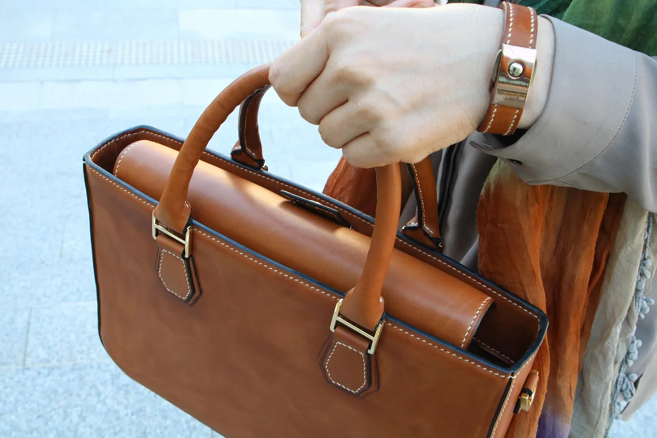 leather craft, handbags, hobby, classic, line, needle, style, bag, equipment, leather, crafts, hand stitching, sew, handmade, master, handicrafts, qualitative, effort, handbags, handbags, handbags, handbags, handbags. What seams, strap anchors and linings reveal about bags that fail early