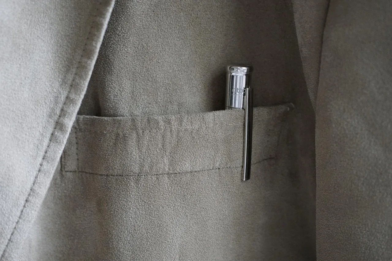pen, jacket, pocket, blazer. Professional workwear in Seattle and Portland: what the rules actually require