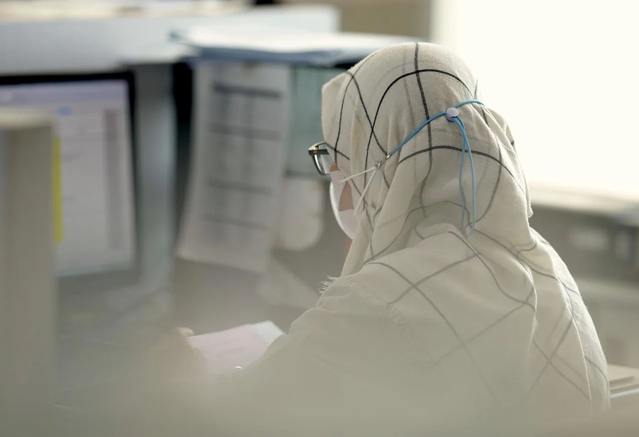 woman, administrator, computer, concentration, hijab, mask, muslim, hijab, hijab, hijab, hijab, hijab, muslim, muslim, muslim. Religious accommodation and workplace dress codes in Illinois