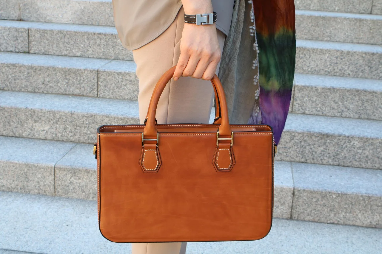 leather craft, handbags, hobby, classic, line, needle, style, bag, equipment, leather, crafts, hand stitching, sew, handmade, master, handicrafts, qualitative, effort, handbags, handbags, handbags, handbags, handbags, bag, bag, bag. What a Repair Shop Sees: Which Bag Accessory Trends Fail First