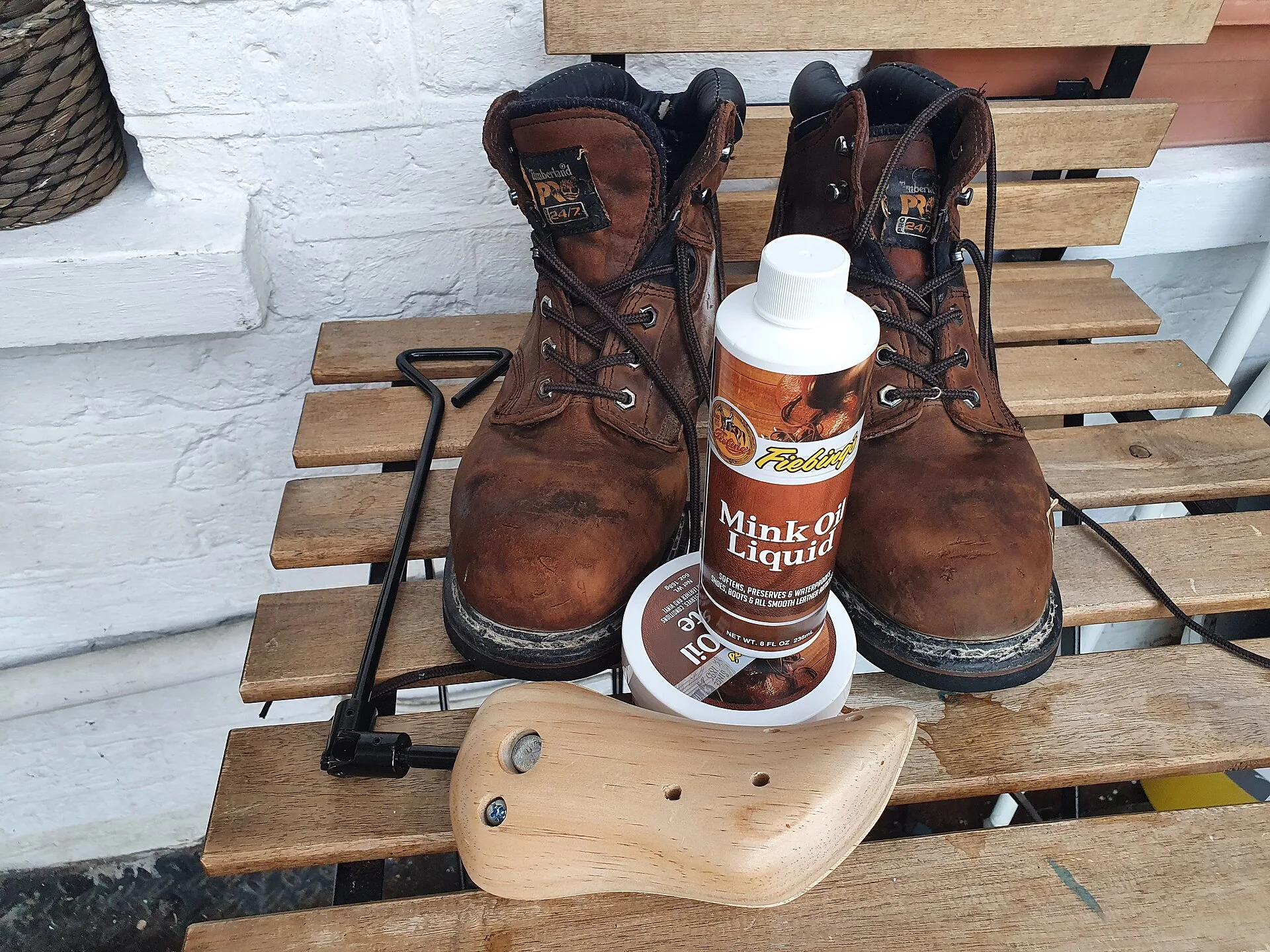 Work boots maintenance. A work shoe care calendar: daily, weekly, monthly and twice a year