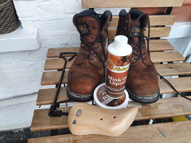 Work boots maintenance. A work shoe care calendar: daily, weekly, monthly and twice a year